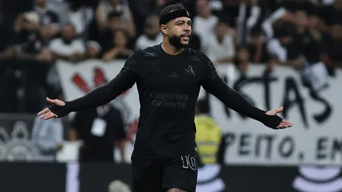 Depay jogador do Corinthians reclama com a arbitragem durante partida contra o Fluminense no estádio Arena Corinthians pelo campeonato Brasileiro A 2025.