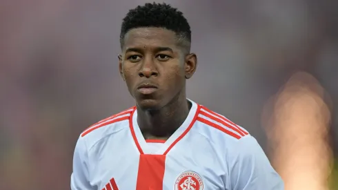 Vitão em jogo pelo Internacional