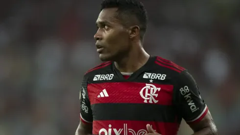 Alex Sandro apresentou sinais de fadiga na coxa.