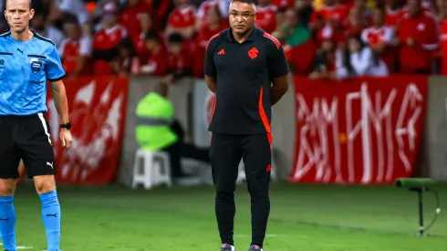Roger Machado técnico do Internacional durante partida contra o Atlético Nacional no estádio Beira-Rio pelo campeonato Copa Libertadores 2025. Foto: Maxi Franzoi/AGIF