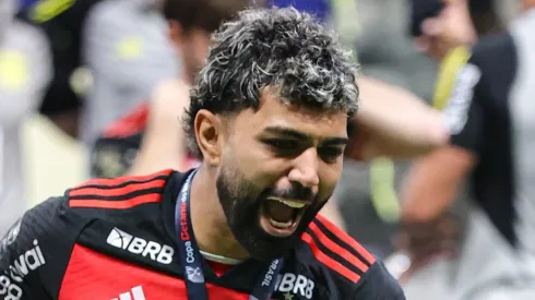 MG – BELO HORIZONTE – 10/11/2024 – COPA DO BRASIL 2024, ATLETICO X FLAMENGO – Jogador Gabriel Gabigol do Flamengo comemora o T[itulo de Campeao com a taca da copa do Brasil ao final da partida contra o Atletico no estadio Arena MRV pelo campeonato Copa Do Brasil 2024. Foto: Gilson Lobo/AGIF