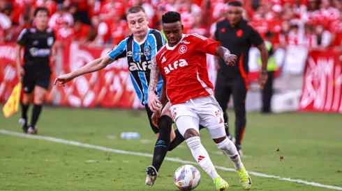 Internacional e Grêmio se enfrentam pelo Brasileirão. Foto: Maxi Franzoi/AGIF