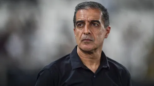 Renato Paiva no comando técnico do Botafogo durante o Brasileirão Série A – Foto: Thiago Ribeiro/AGIF
