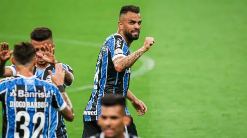 Maicon, ex-jogador do Grêmio, comemora seu gol durante partida contra o Goiás, pelo Campeonato Brasileiro de 2020. Foto: Fernando Alves/AGIF.