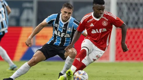 Christian jogador do Grêmio disputa lance com Carbonero jogador do Internacional – Foto: Liamara Polli/AGIF