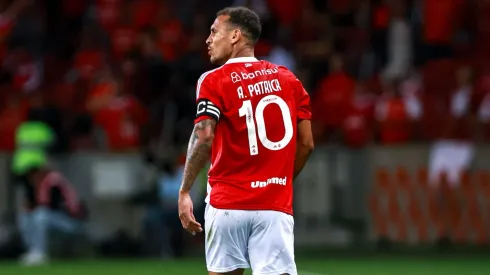 Alan Patrick jogador do Internacional durante partida contra o Atlético Nacional no estádio Beira-Rio pelo campeonato Copa Libertadores 2025.