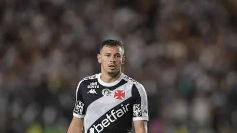 Hugo Moura em ação nas quatro linhas com a camisa do Vasco. Foto: Thiago Ribeiro/AGIF.