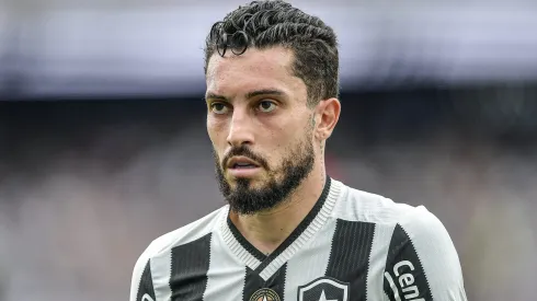 Alex Telles em ação pelo Botafogo . Foto: Thiago Ribeiro/AGIF