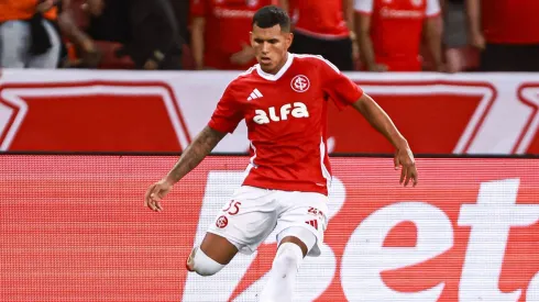 Aguirre deu sua versão dos fatos e disse que lance com Aravena foi normal