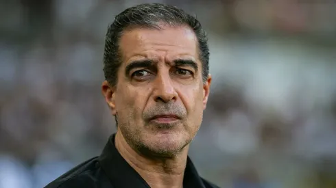 Renato Paiva técnico do Botafogo durante partida contra o Atlético-MG no estádio Mineirão pelo campeonato Brasileiro A 2025.