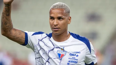 Deyverson durante aquecimento em partida entre Fortaleza e Palmeiras, na Arena Castelão, pelo Brasileirão.