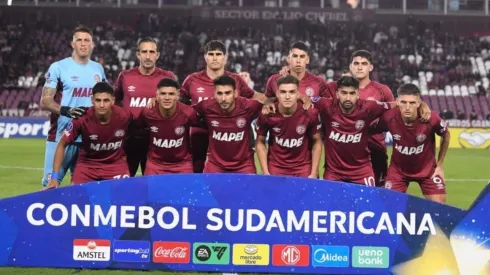 Elenco do Lanús durante duelo pela Copa Sul-Americana – Foto: Reprodução/Lanús