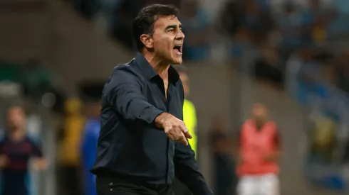 Gustavo Quinteros ex-técnico do Grêmio durante partida contra o Flamengo no estádio Arena do Grêmio pelo campeonato Brasileiro A 2025.