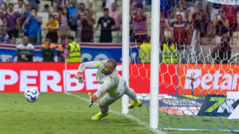 Weverton voa para fazer defesa em pênalti de Lucero em Fortaleza x Palmeiras