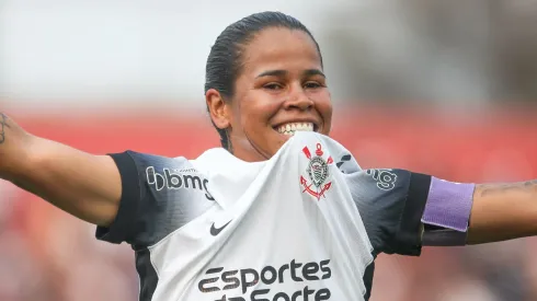 Vic Albuquerque jogadora do Corinthians comemora gol de Duda Sampaio durante partida contra o Palmeiras no estádio Canindé pelo campeonato Brasileiro A Feminino 2024.