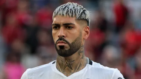 Alexander Barboza, jogador do Botafogo, durante o hino nacional antes da partida contra o Athletico-PR, pelo Campeonato Brasileiro de 2024. Foto: Robson Mafra/AGIF.