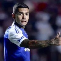 Ex-Palmeiras, Dudu é flagrado fazendo xixi em placa após jogo do Cruzeiro; assista