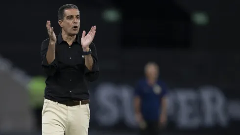 Renato Paiva vive comando delicado no Botafogo – Foto: Jorge Rodrigues/AGIF