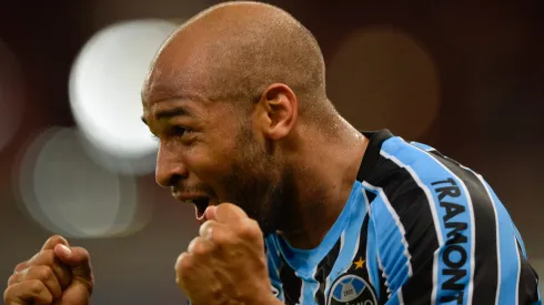 Felipe Bastos defendendo o Grêmio no Campeonato Brasileiro 2014 – Foto: Pedro Martins/AGIF