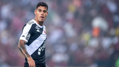 Lucas Freitas, jogador do Vasco, durante partida contra o Flamengo, pelo Brasileirão Betano. Foto: Thiago Ribeiro/AGIF.