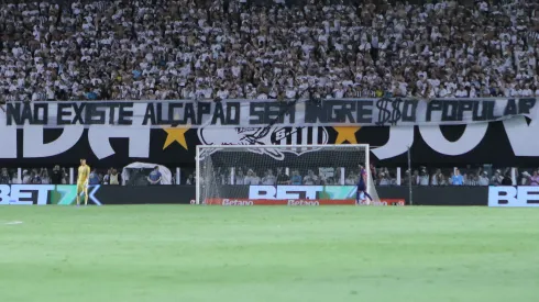 Torcida do Santos durante partida contra Bragantino no estádio Vila Belmiro pelo campeonato Paulista 2025. Foto: Reinaldo Campos/AGIF