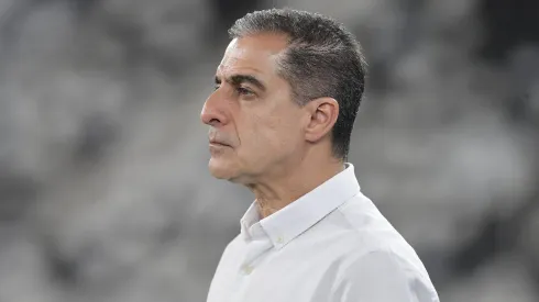 Renato Paiva técnico do Botafogo durante partida contra o Carabobo no estádio Engenhão pelo campeonato Copa Libertadores 2025.