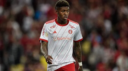 Vitão em ação pelo Internacional –