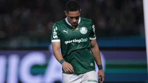 Vitor Roque, jogador do Palmeiras, lamenta durante partida contra o Corinthians no estadio Arena Barueri pelo campeonato Brasileiro A 2025. Foto: Ettore Chiereguini/AGIF