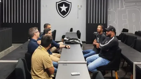 Membros da Fúria Jovem em reunião com diretores do Botafogo. Foto: Divulgação.