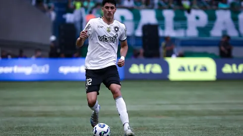 Jair Cunha jogador do Botafogo durante partida contra o Palmeiras no estádio Arena Allianz Parque pelo campeonato Brasileiro A 2025. Foto: Fabio Giannelli/AGIF