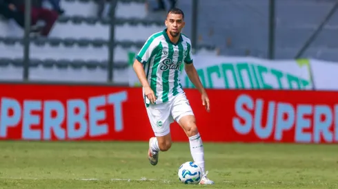 Daniel Giraldo, jogador do Juventude, durante partida contra o Mirassol, pelo Brasileirão Betano. Foto: Luiz Erbes/AGIF.