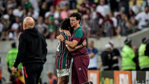 Fernando Diniz abraça Marcelo durante partida do Fluminense. Foto: Thiago Ribeiro/AGIF.