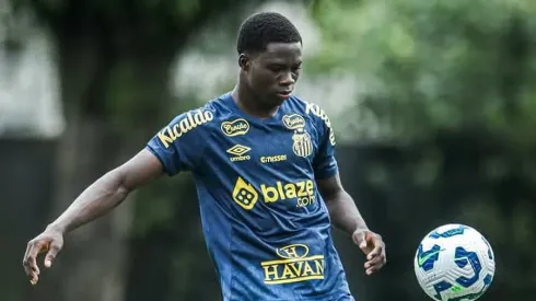 Coulibaly Yeko Appolinaire, defensor da base do Santos é uma aposta milionária que vem se destacando na equipe e deve subir para o profissional em breve