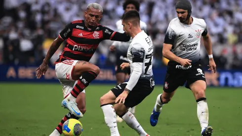 Coronado jogador do Corinthians disputa lance com Wesley jogador do Flamengo durante partida no estádio Arena Corinthians pelo campeonato Copa Do Brasil 2024. Foto: Ettore Chiereguini/AGIF