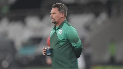 Fábio Matias, técnico do Juventude, durante partida contra o Botafogo, pelo Brasileirão Betano. Foto: Thiago Ribeiro/AGIF.