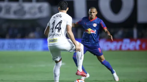 JP Chermont jogador do Santos durante partida contra o Bragantino – Foto: Reinaldo Campos/AGIF
