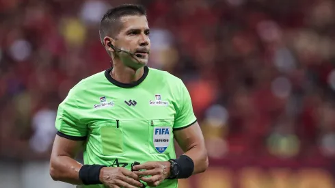 PE – SAO LOURENCO DA MATA – 22/03/2025 – PERNAMBUCANO 2025 FINAL, RETRO X SPORT – O arbitro Bruno Arleu de Araujo durante partida entre Retro e Sport no estadio Arena Pernambuco pelo campeonato Pernambucano 2025. Foto: Rafael Vieira/AGIF