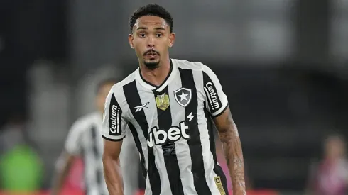Vitinho jogador do Botafogo durante partida contra o Fluminense no estádio Engenhão pelo campeonato Brasileiro A 2025.