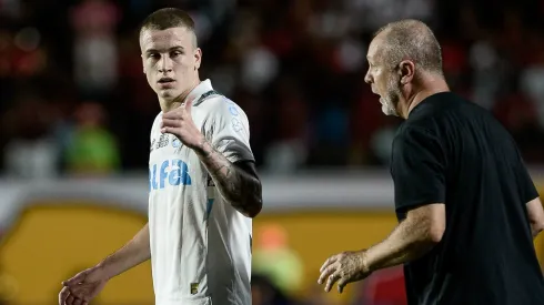 Igor Serrote, jogador do Grêmio, durante partida contra o Vitória, pelo Brasileirão Betano. Foto: Jhony Pinho/AGIF.