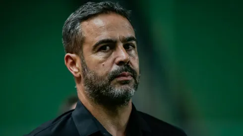 Arthur Jorge engatou um namoro com a ex-funcionária do Botafogo.