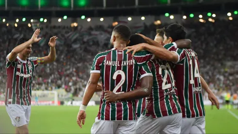 Germán Cano jogador do Fluminense comemora seu gol com jogadores do seu time – Foto: Thiago Ribeiro/AGIF