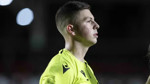 Lucas Casagrande, árbitro, durante partida entre Atlético-GO e Fortaleza, pelo Brasileirão Betano de 2024. Foto: Heber Gomes/AGIF.