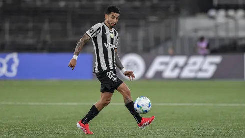 Santiago Rodríguez segue se recuperando de lesão no Botafogo – Foto: Thiago Ribeiro/AGIF