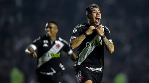 Palacios, jogador do Vasco, comemora seu gol durante partida contra o Operário, pelo Campeonato Brasileiro da Série B de 2022. Foto: Thiago Ribeiro/AGIF.