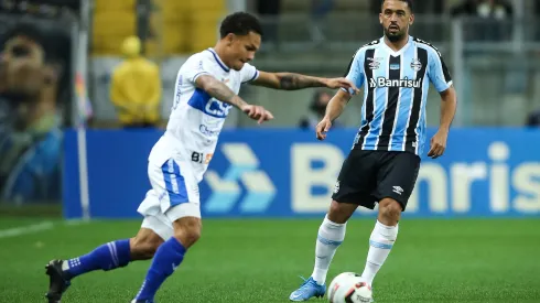 RS – Porto Alegre – 04/10/2022 – BRASILEIRO B 2022, GREMIO X CSA – Edilson jogador do Gremio disputa lance com Igor Inocencio jogador do CSA durante partida no estadio Arena do Gremio pelo campeonato Brasileiro B 2022. Foto: Pedro H. Tesch/AGIF