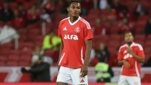 Jovem de 16 anos, Raykonnen marcou em sua estreia, mas o gol foi anulado