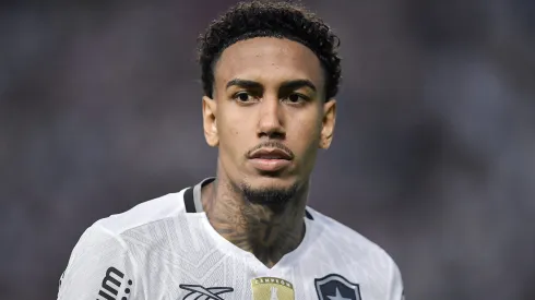 Rwan Cruz em ação pelo Botafogo – Foto: Thiago Ribeiro/AGIF