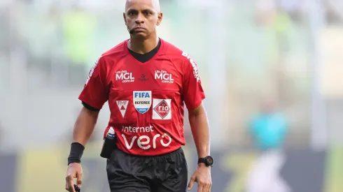 O árbitro Wilton Pereira Sampaio durante partida entre América-MG e Cruzeiro no estádio Independência pelo campeonato Mineiro 2025. Foto: Gilson Lobo/AGIF