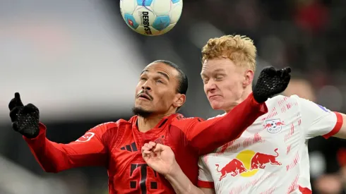 Leroy Sané divide bola com Nicolas Seiwald em partida entre RB Leipzig e Bayern de Munique. Foto: dpa picture alliance / Alamy Stock Photo