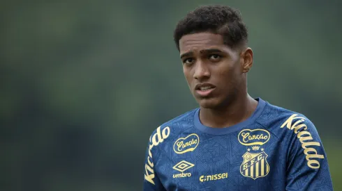 Souza jogador do Santos durante treino no Centro de Treinamento CT Rei Pelé. Foto: Reinaldo Campos/AGIF